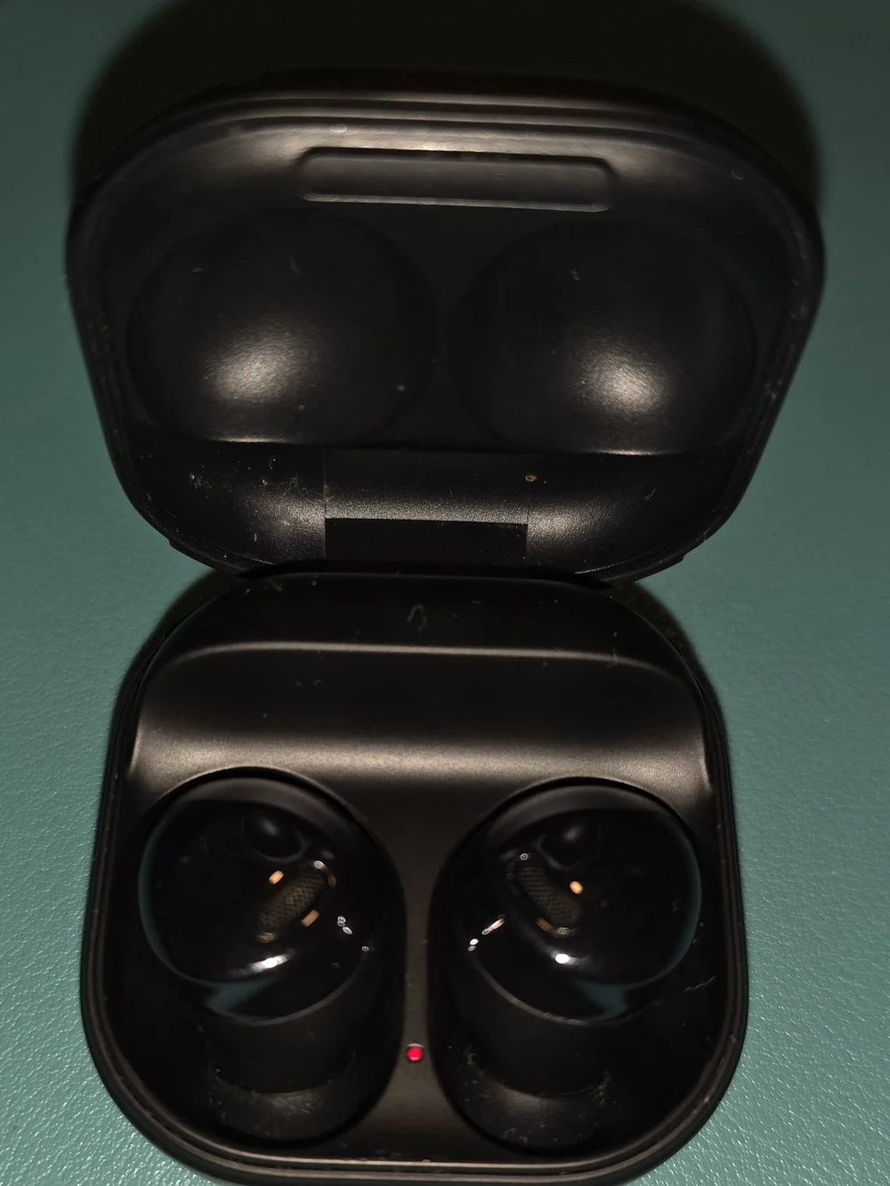 Samsung Black Earbud Charging Case Includes Ear Plugs